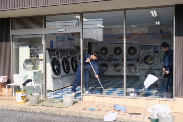 松谷クリーネス 床のワックスがけ%#38;窓掃除2