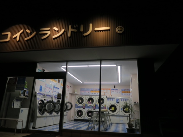 コインランドリーまるき店内の照明器具をLEDに交換(夜)