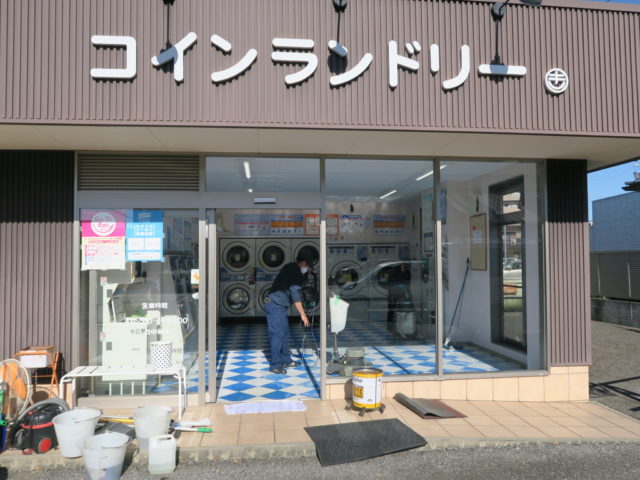 松谷クリーネス 床のワックスがけと窓拭き作業2