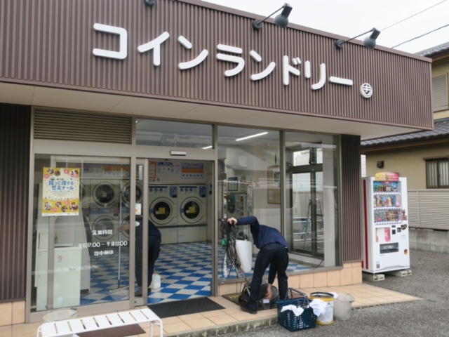 コインランドリーまるき 松谷クリーネスが定期清掃中1